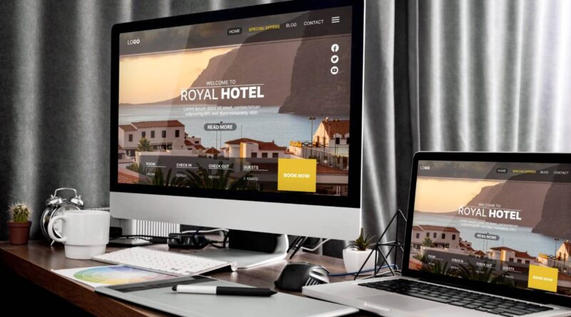Desenvolvimento de site profissional exibido em um monitor e um laptop com o design do Royal Hotel.