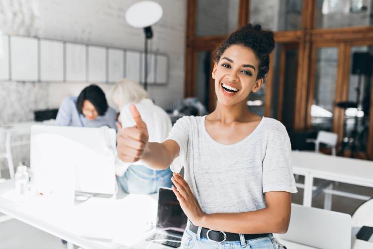 jovem mulher feliz ao ser promovida em seu trabalho