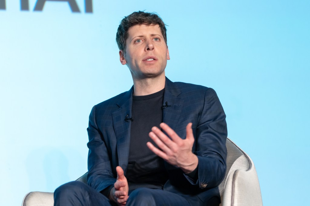 Sam Altman, CEO da OpenAI, em evento, ilustrando a liderança por trás da correção do ChatGPT bajulador.