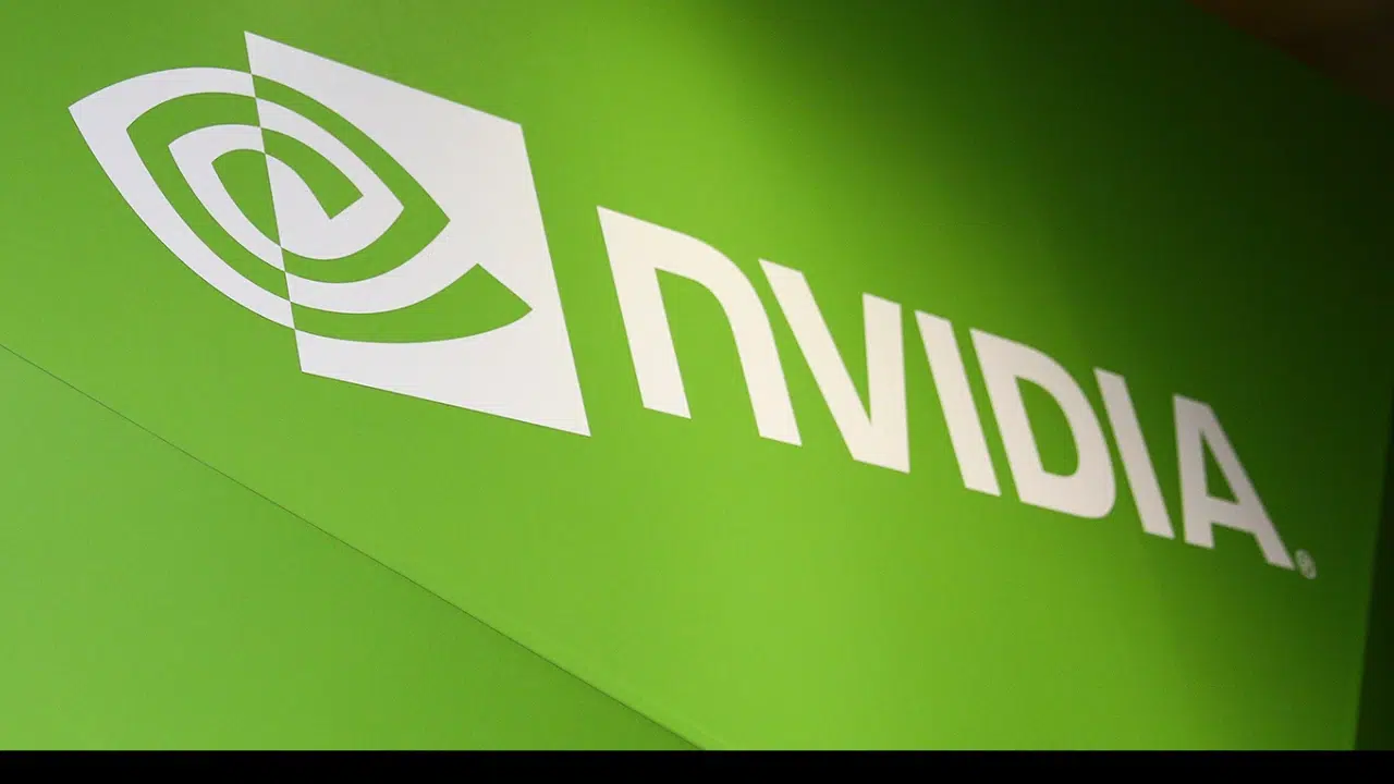 Logo da NVIDIA ou chip Blackwell representando a força das ações da NVIDIA em 2025 apesar das tarifas.