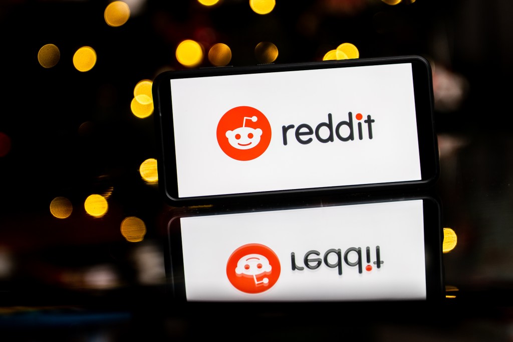 Logo do Reddit em destaque com fundo abstrato simbolizando redes neurais e inteligência artificial, representando a nova verificação contra bots IA.