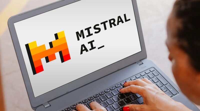 Logo da Mistral AI e representações de inteligência artificial