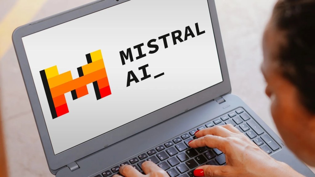 Logo da Mistral AI em tela de laptop ilustrando o novo modelo Mistral Medium 3