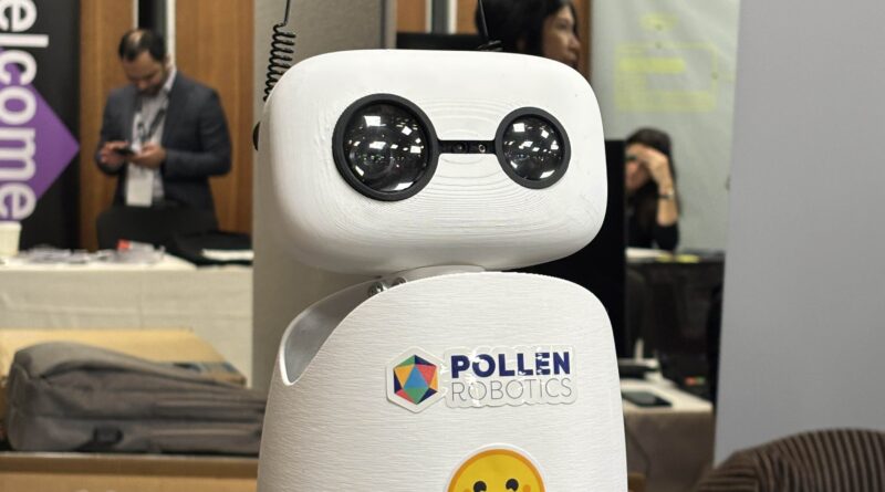 Robô HopeJR com movimentos articulados e design open source, destacando sua capacidade de andar e manipular objetos. Palavras-chave: Hugging Face, humanoide, open source.