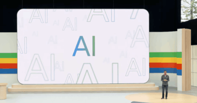 Sundar Pichai apresentando Project Astra no Google I/O 2025. Imagem com fundo de IA e novo material visual multimodal do evento.