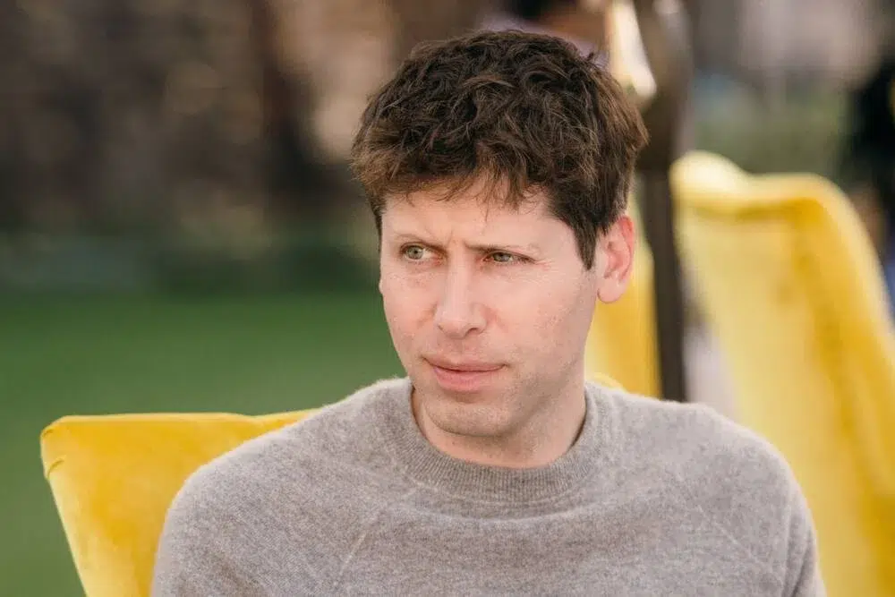 Sam Altman, CEO da OpenAI, discutindo o futuro da inteligência artificial e planos para um SO de IA.