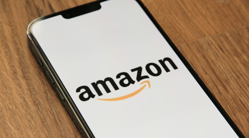 Logotipo da Amazon ao centro com caixas de entrega ao redor; representa o novo Amazon Mercado no Brasil