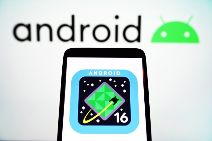 Google I/O 2025: O que esperar de Gemini e Android 16 5 Logo do Android 16 exibido na tela de um smartphone, indicando a nova versão do sistema operacional.
