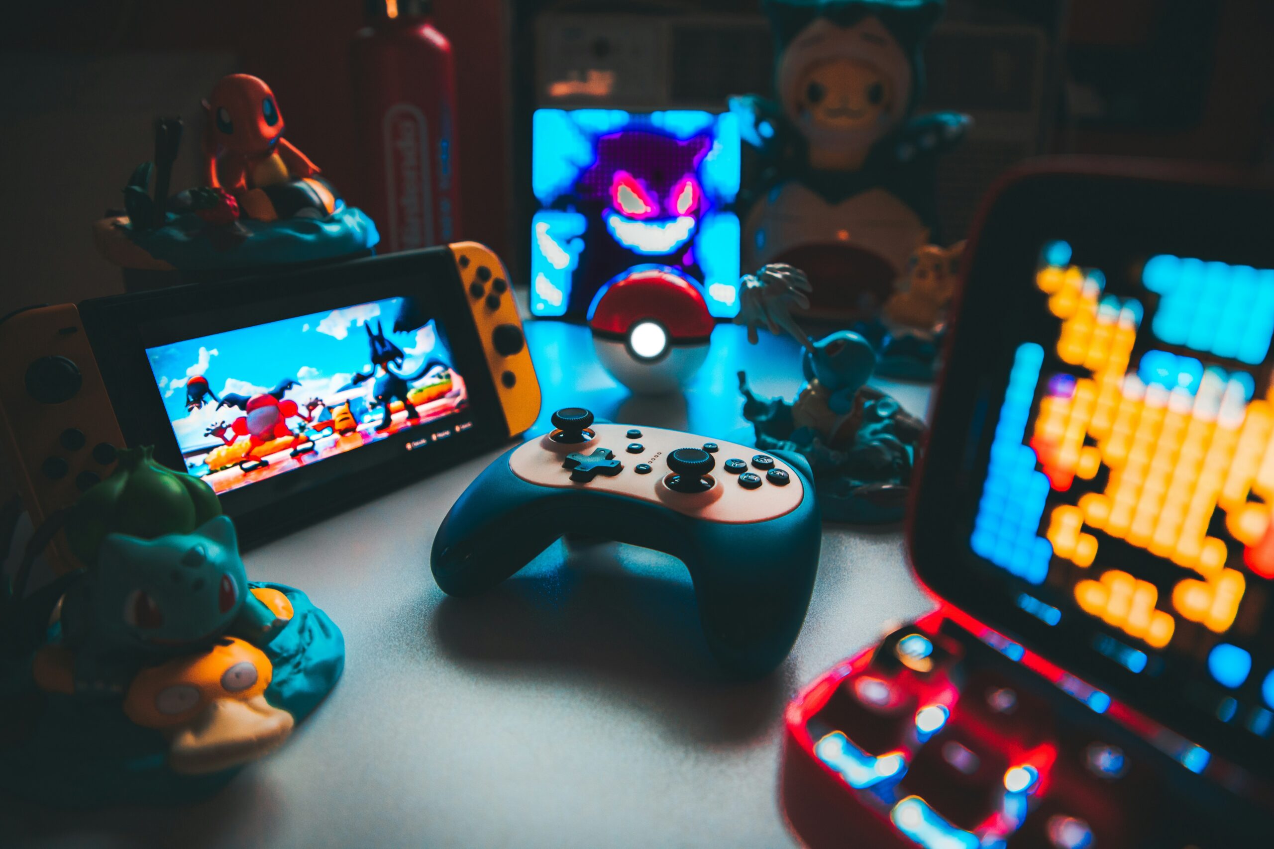 Ilustração de quarto com diversos jogos e consoles do mundo Nintendo e Pokémon Blue / imagem Foto de Branden Skeli na Unsplash