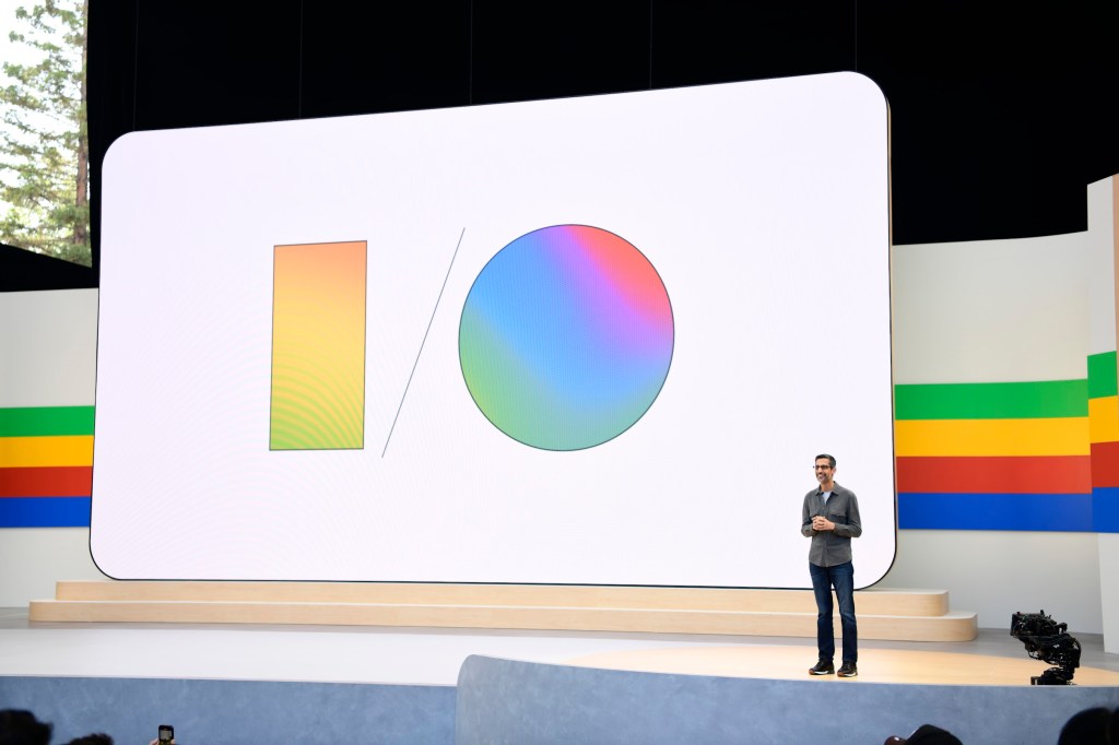 Palco do Google I/O com logo da Google, antecipando anúncios sobre Gemini e Android 16 em 2025.