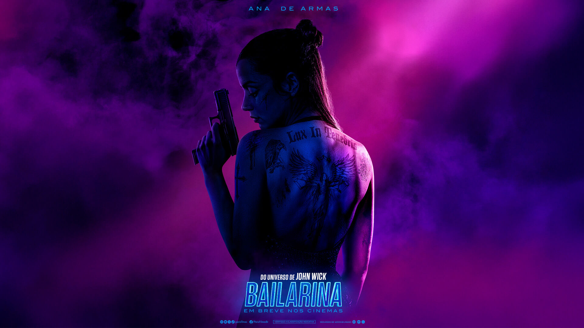 Ana de Armas como Eve Macarro em cena de ação do filme Ballerina com lança-chamas