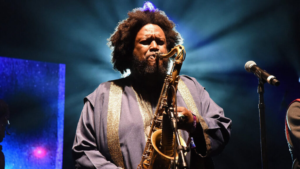 Kamasi Washington e a Trilha Sonora de Lazarus: Jazz, Anime e a Visão de Watanabe em 2025 1 Kamasi Washington colaborando na Trilha Sonora de Lazarus anime de Shinichirō Watanabe em 2025