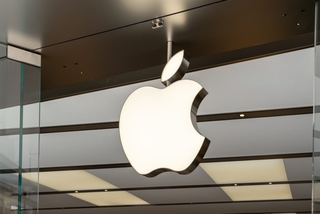 Apple Pede à Justiça Suspensão de Novas Regras da App Store Durante Apelação em 2025 1 Logotipo da Apple em destaque com fundo temático de tribunal, simbolizando a disputa legal sobre as regras da App Store em 2025.