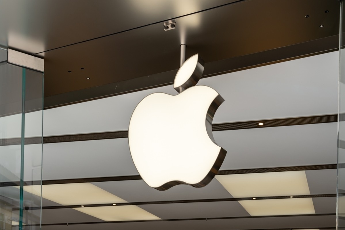 Logotipo da Apple em destaque com fundo temático de tribunal, simbolizando a disputa legal sobre as regras da App Store em 2025.