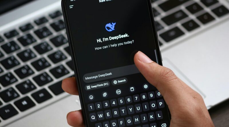 Pessoa interagindo com o aplicativo de bate-papo DeepSeek AI no smartphone, com foco em inovação digital e comunicação.