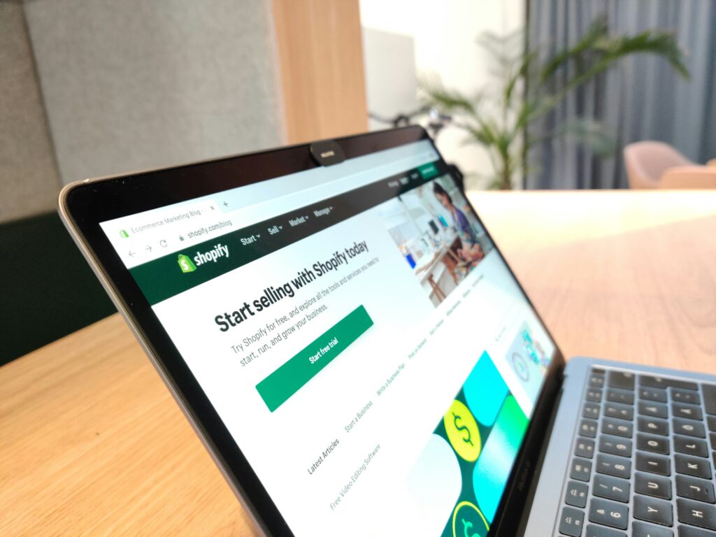 imagem de um computador com o site shopify aberto