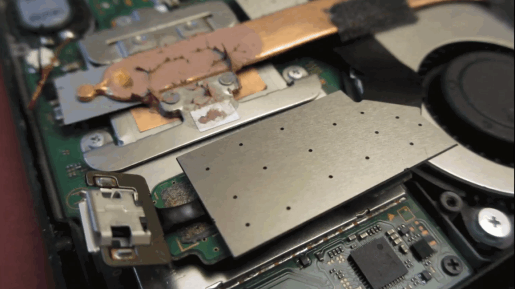Nintendo inutilizando o Switch por Hacking ou Pirataria 1 Protótipo de dispositivo SX Core soldado a uma placa-mãe do Nintendo Switch indicando modificação de hardware.