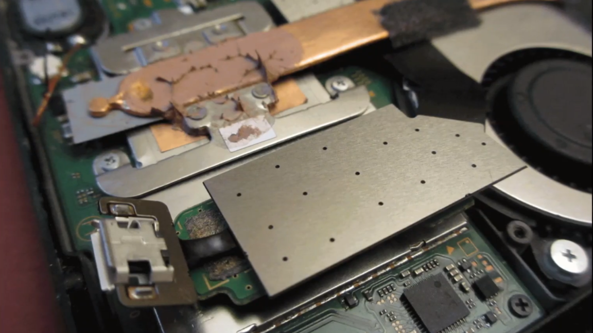 Protótipo de dispositivo SX Core soldado a uma placa-mãe do Nintendo Switch indicando modificação de hardware.