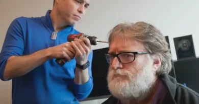 O CEO da Valve, Gabe Newell, finge fazer um furo na cabeça para uma interface cérebro-computador de chip cerebral. Imagem: Valve / GDC