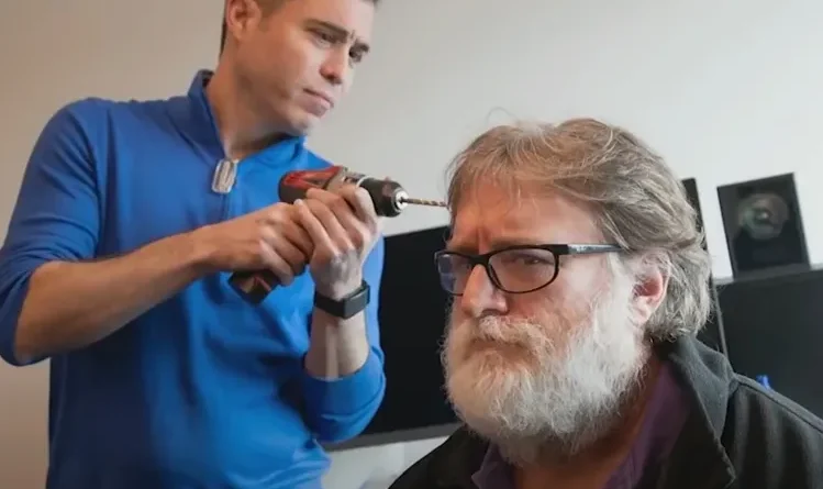 O CEO da Valve, Gabe Newell, finge fazer um furo na cabeça para uma interface cérebro-computador de chip cerebral. Imagem: Valve / GDC