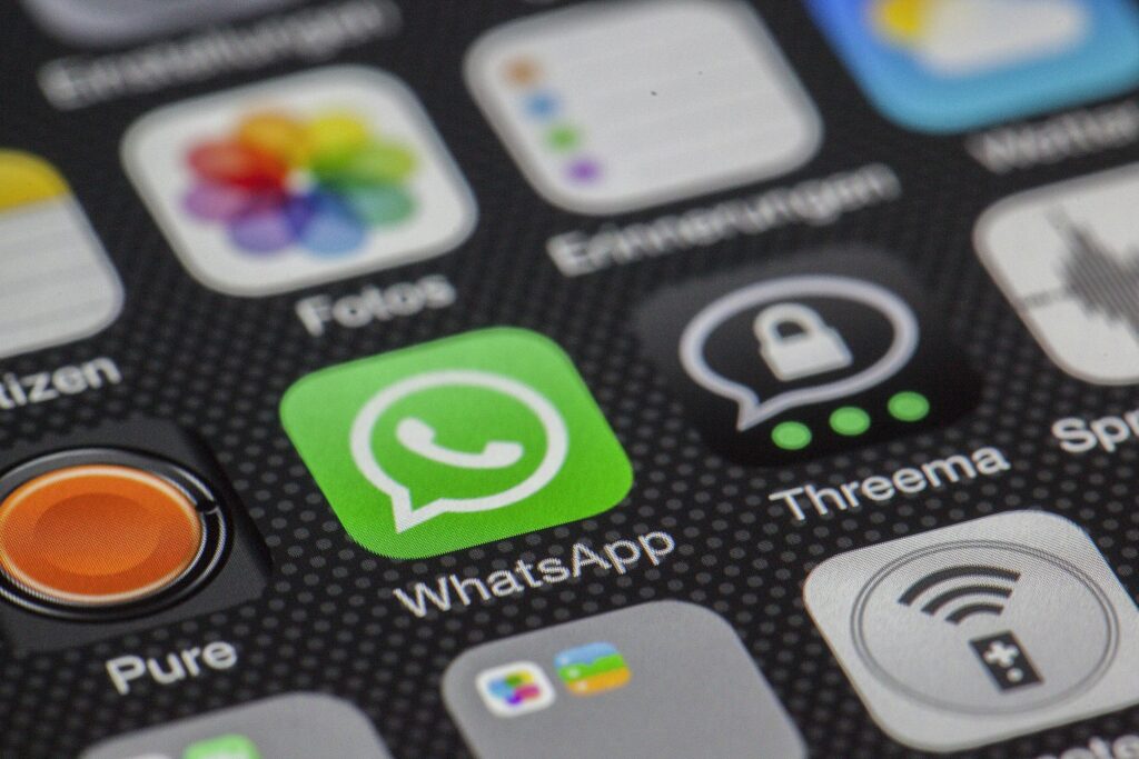 Ilustração do logo do WhatsApp em uma tela Foto de Pixabay: https://www.pexels.com/pt-br/foto/ios-icon-screengrab-267392/