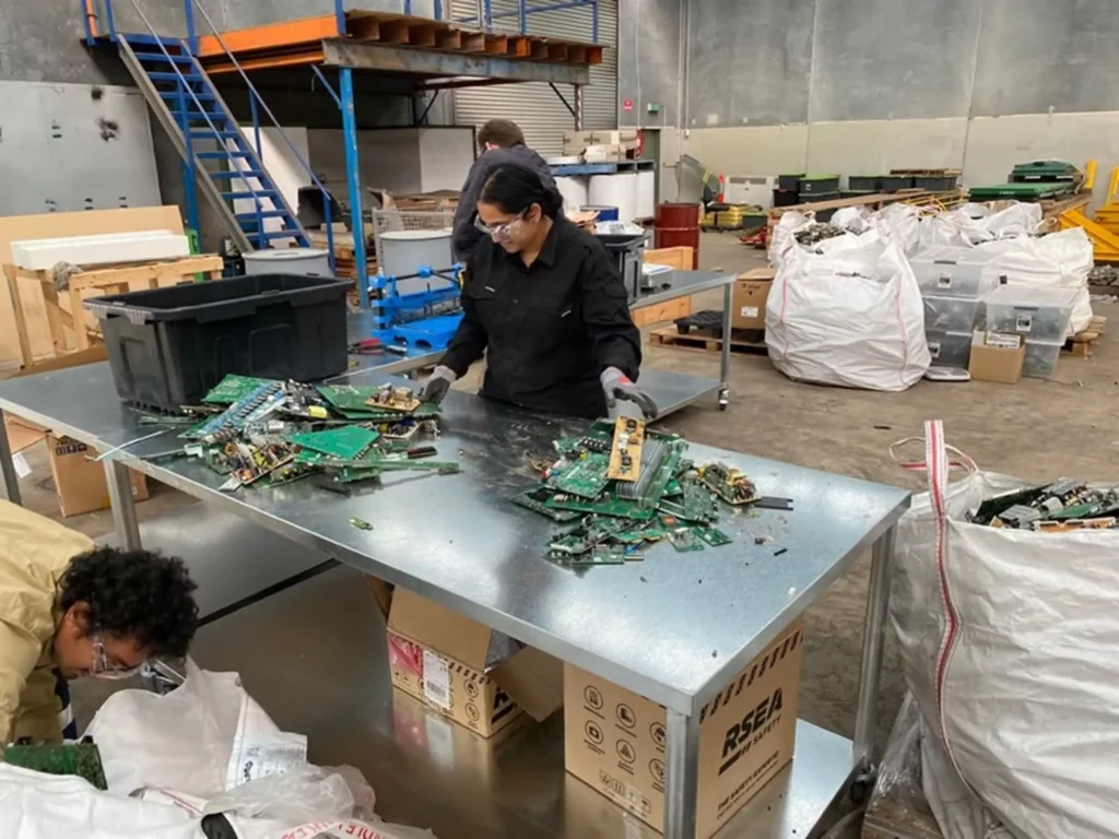 Pesquisadora analisa polímero que captura ouro de placas eletrônicas