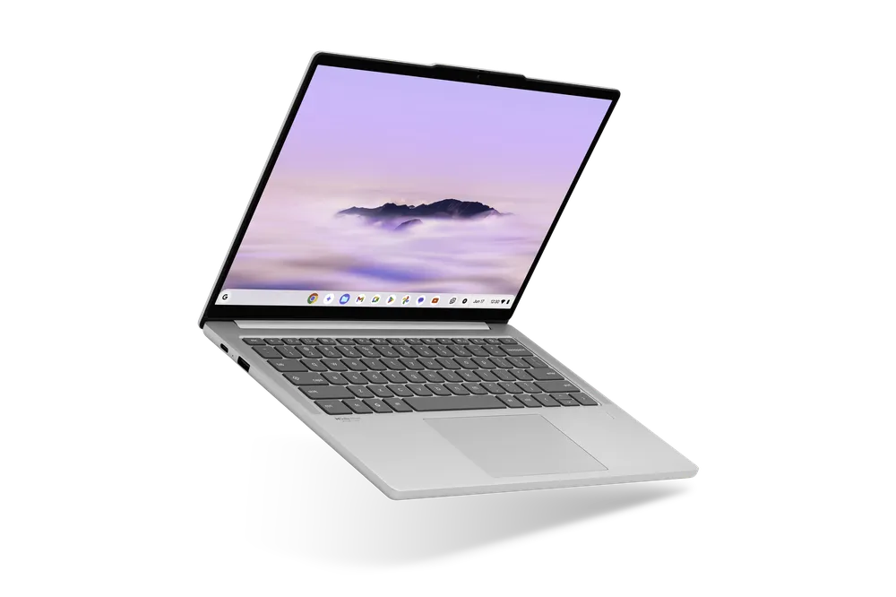 Lenovo Chromebook Plus 14 aberto em mesa de madeira exibindo a tela OLED