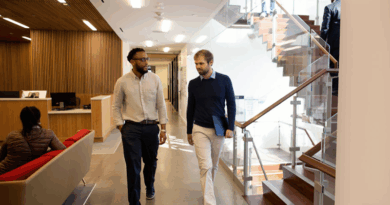 O gerente de vendas se reúne informalmente enquanto caminha com um profissional de TI para discutir a integração de software.