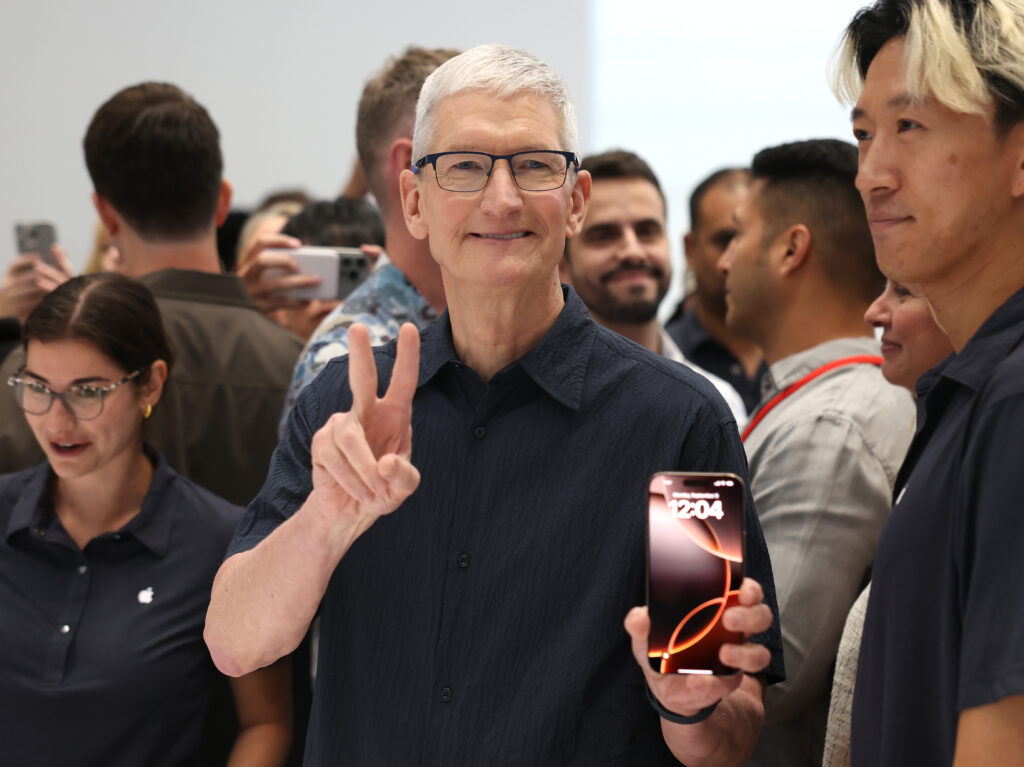 CUPERTINO, CALIFÓRNIA - 9 DE SETEMBRO: O CEO da Apple, Tim Cook, inspeciona o novo iPhone 16 durante um evento especial da Apple na sede da empresa em 9 de setembro de 2024, em Cupertino, Califórnia. A Apple realizou um evento para apresentar os novos modelos do iPhone 16, Airpods e Apple Watch. (Foto de Justin Sullivan/Getty Images)