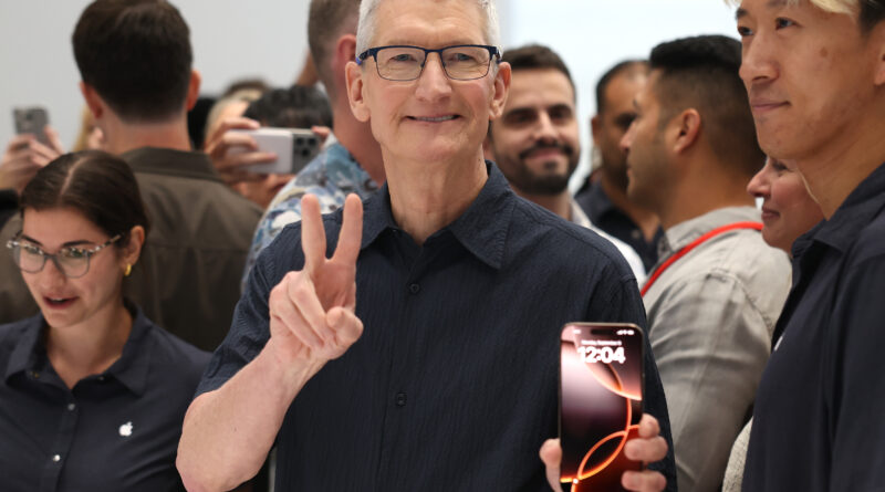 CUPERTINO, CALIFÓRNIA - 9 DE SETEMBRO: O CEO da Apple, Tim Cook, inspeciona o novo iPhone 16 durante um evento especial da Apple na sede da empresa em 9 de setembro de 2024, em Cupertino, Califórnia. A Apple realizou um evento para apresentar os novos modelos do iPhone 16, Airpods e Apple Watch. (Foto de Justin Sullivan/Getty Images)