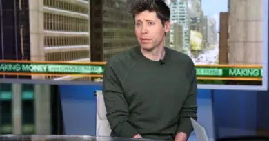 Sam Altman no palco de conferência; imagem ilustrativa sobre governança da OpenAI