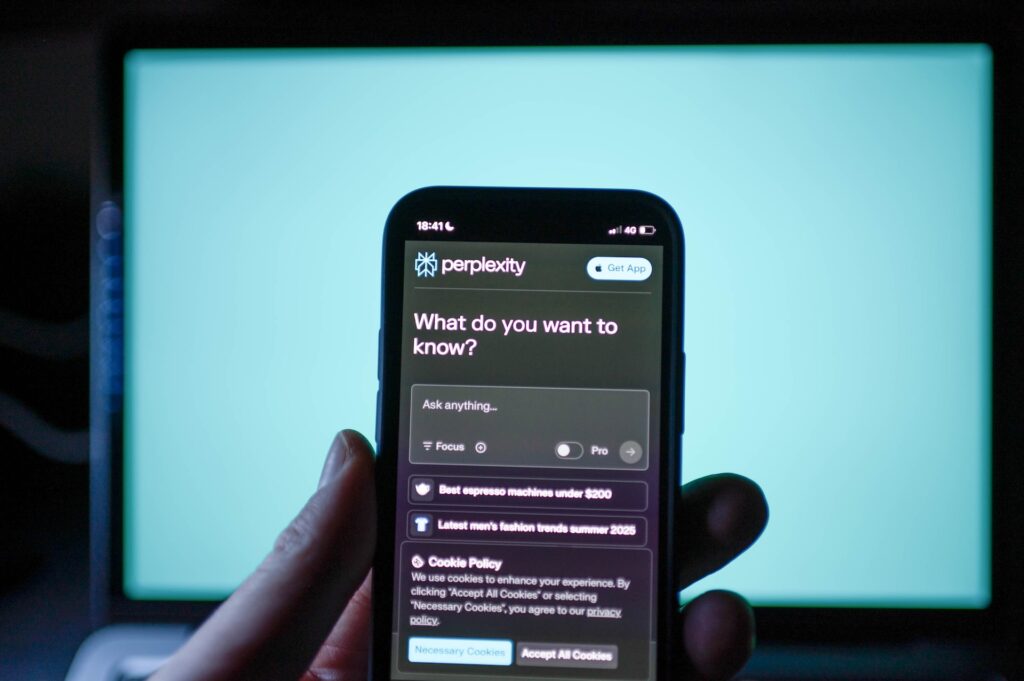 Samsung integra Perplexity AI ao Bixby em novos dispositivos 1 Nesta fotografia, o site Perplexity AI é exibido na tela de um smartphone. A startup de IA Perplexity lançou um recurso de assistente para dispositivos Android. (Ilustração fotográfica de David Tramontan/SOPA Images/LightRocket via Getty Images)