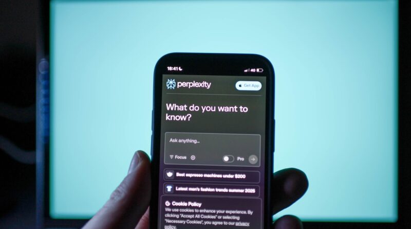 Nesta fotografia, o site Perplexity AI é exibido na tela de um smartphone. A startup de IA Perplexity lançou um recurso de assistente para dispositivos Android. (Ilustração fotográfica de David Tramontan/SOPA Images/LightRocket via Getty Images)
