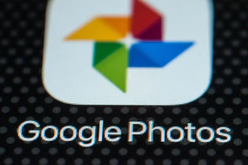 Usuário navega no Google Photos em smartphone; a busca integra IA A fusão de IA e busca clássica promete navegação mais fluida. Crédito: Jaap Arriens/NurPhoto via Getty Images.
