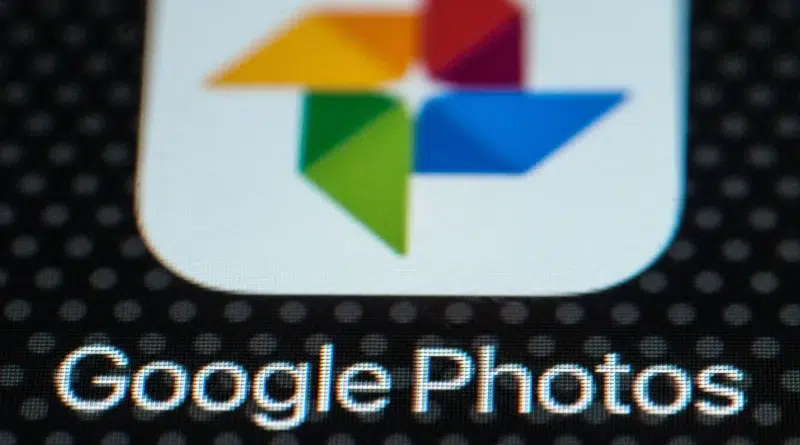 Usuário navega no Google Photos em smartphone; a busca integra IA A fusão de IA e busca clássica promete navegação mais fluida. Crédito: Jaap Arriens/NurPhoto via Getty Images.