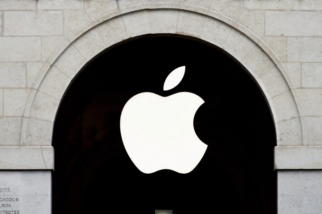 Apple aposta em IA para acelerar design de chips próprios 1 Fachada da Apple Store no Marché Saint-Germain, em Paris, com o logotipo da Apple iluminado