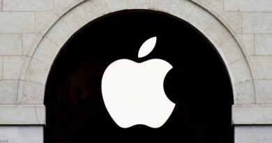 Fachada da Apple Store no Marché Saint-Germain, em Paris, com o logotipo da Apple iluminado
