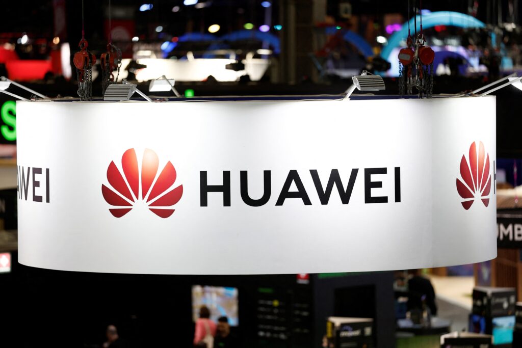 Logo da Huawei em evento de inovação; controle de exportação de Taiwan