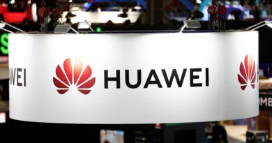 Logo da Huawei em evento de inovação; controle de exportação de Taiwan