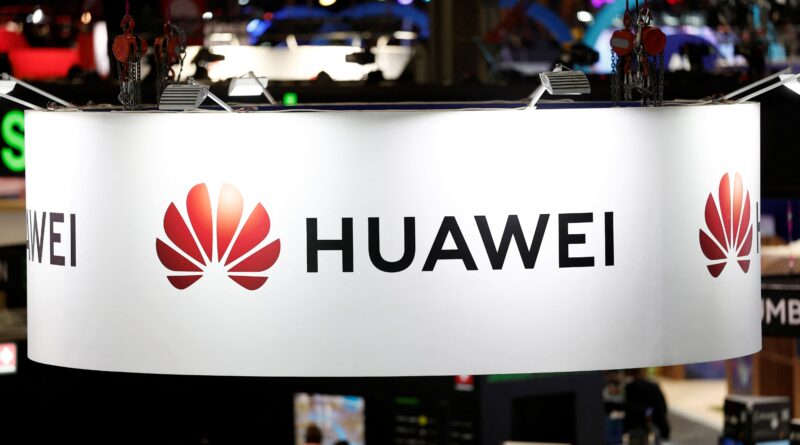 Logo da Huawei em evento de inovação; controle de exportação de Taiwan