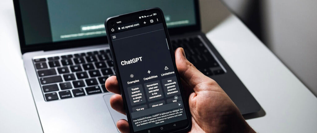 Tela do ChatGPT aberta em smartphone; jovens brasileiros usam IA para ler notícias