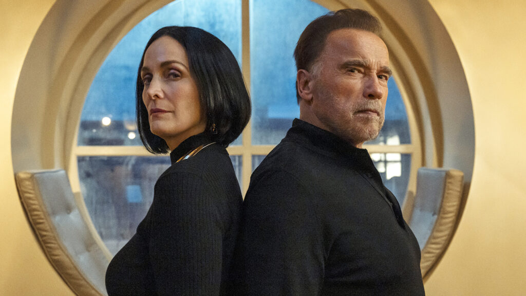 Séries da Netflix sofrem com atrasos entre temporadas 3 Cena de FUBAR com Carrie-Anne Moss e Arnold Schwarzenegger; retorno à Netflix após longo hiato entre temporadas