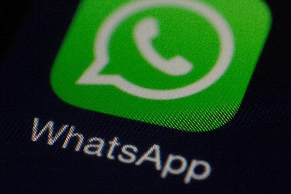 WhatsApp fora do ar: lentidão e falhas nesta quarta (24) 1 Logo do WhatsApp ao centro, fundo verde com faixas diagonais claras. Balão de diálogo branco com ícone de telefone no centro. Logotipo Tecnoblog no canto inferior direito.