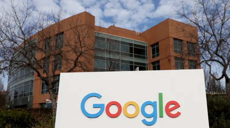 Fachada do prédio do Google com logotipo colorido