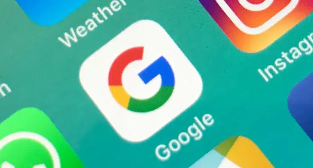 App de busca Google em iOS exibindo interface Discover com novos sumários via IA. Destaque para análise do impacto sobre tráfego dos publishers.