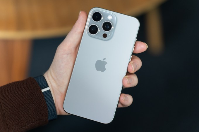 iPhone 15 Pro Max em titânio natural: um dos primeiros compatíveis com Apple Intelligence, equipado com chip A17 Pro.
