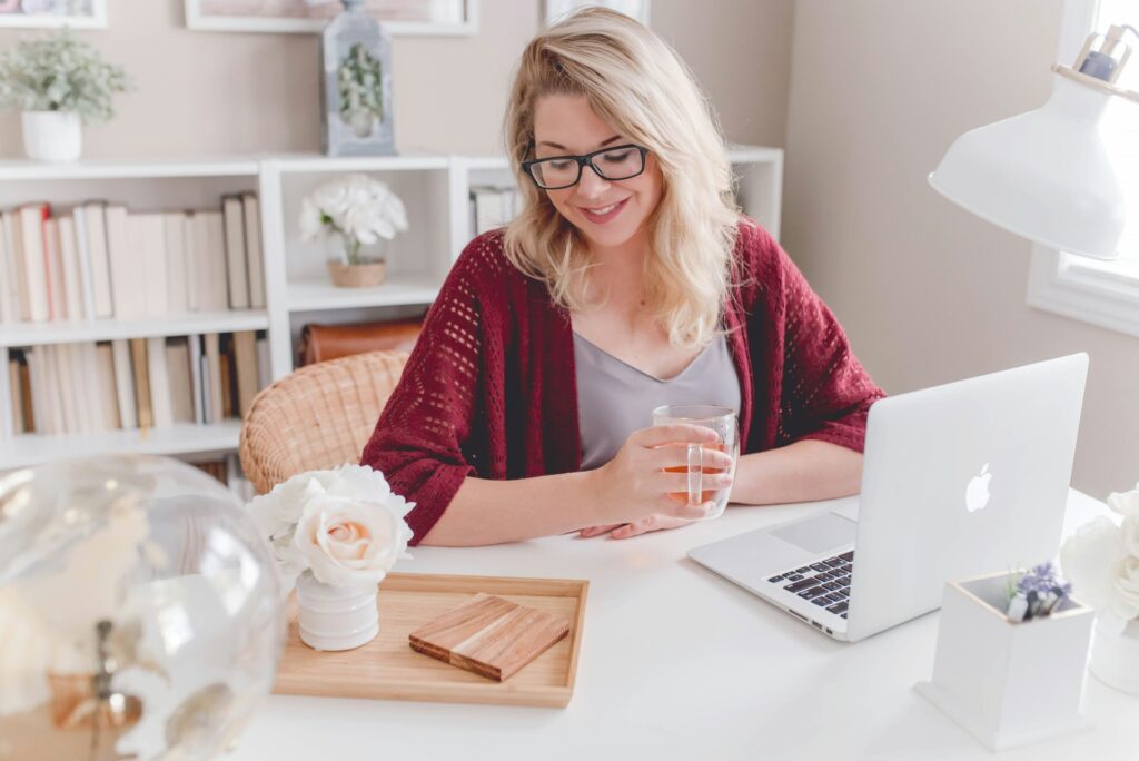 15 ideias de renda extra pela internet: como ganhar online 2 Trabalhador remoto usa notebook para gerar renda extra pela internet