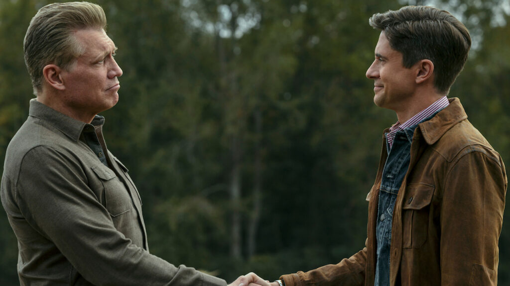 Holt McCallany e Topher Grace em cena de The Waterfront