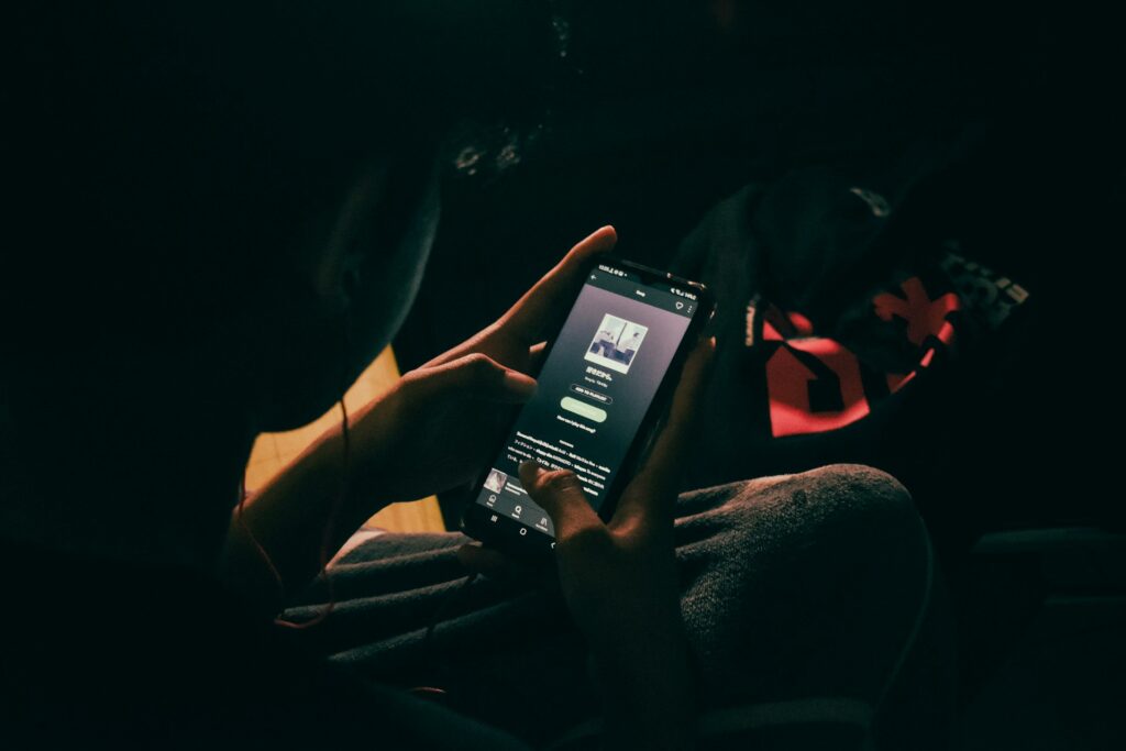 Usuário com o Uso de Dados móveis no Wi-Fi em smartphone