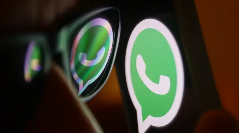 Logo do WhatsApp refletido em óculos escuros e exibido em um smartphone.